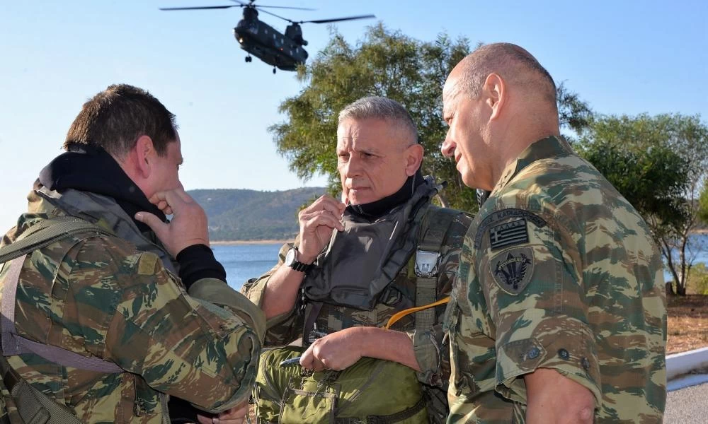 Πολεμικό μήνυμα από τον Αρχηγό ΓΕΕΘΑ: Άλματα στατικού ιμάντα στη θάλασσα